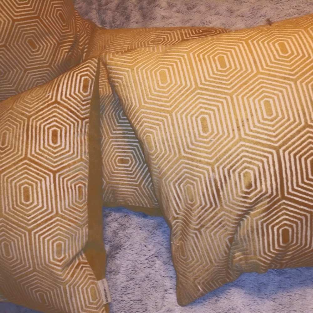 3 SAG Harbor feather pillows